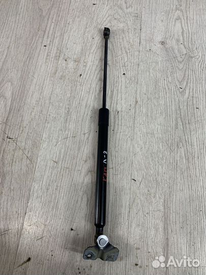 Амортизатор стойка багажника Renault kaptur Лев