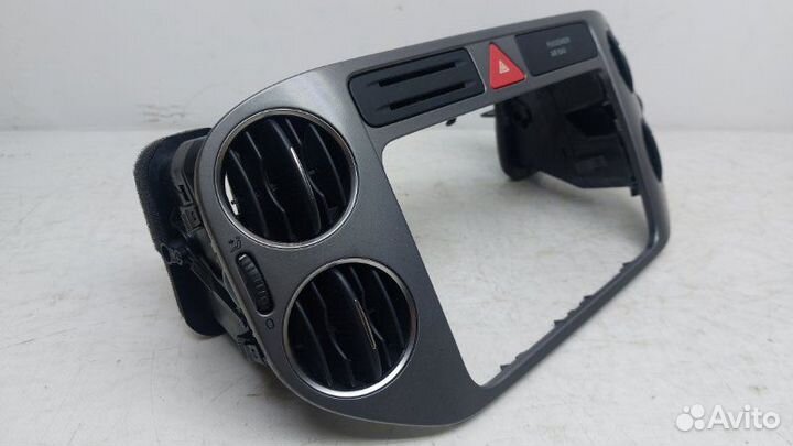 Накладка на панель Volkswagen Tiguan 2.0 2011