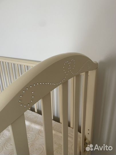 Детская кроватка с маятником и ящиком