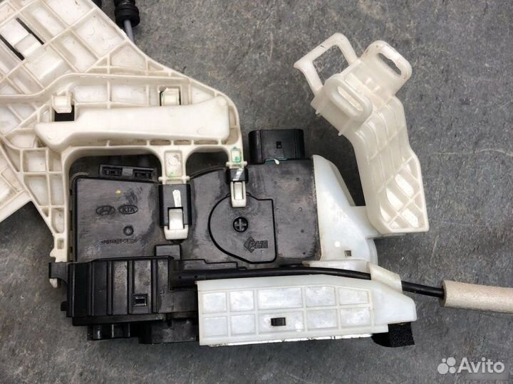 Замок двери задний левый Hyundai Genesis G80 2014