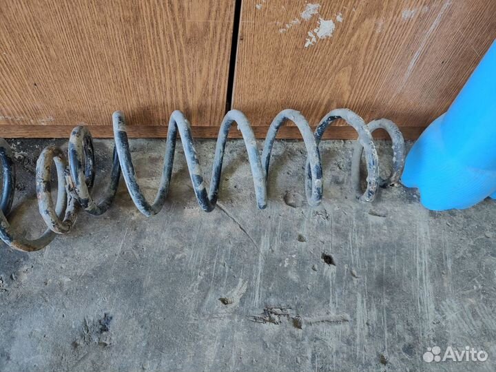 Пружины задние на volkswagen Polo sedan две штуки