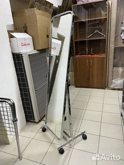 Зеркало напольное на колесиках