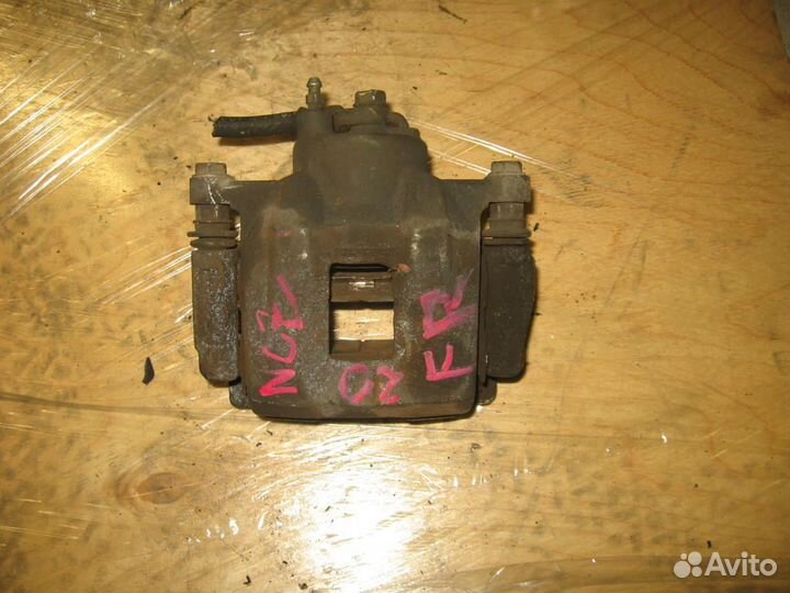 Суппорт перед право toyota NCP31, NCZ20 Raum '03-'