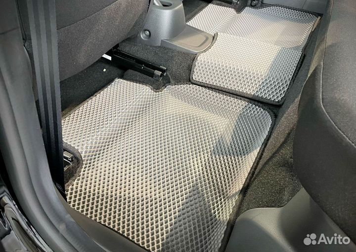 Задние коврики на автомобиль