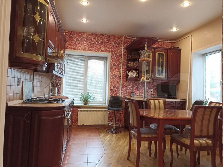 Коттедж 270 м² на участке 6 сот.