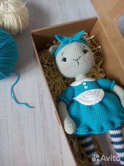 Вязаная игрушка кошка Алиса в стране Чудес