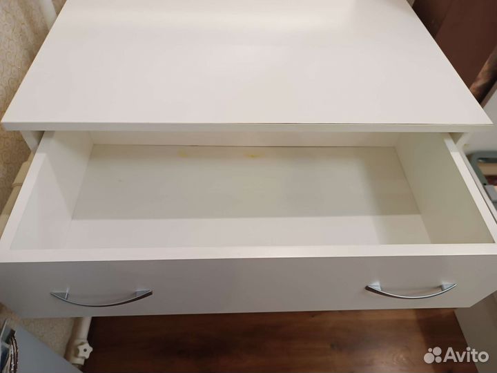 Туалетный столик с зеркалом