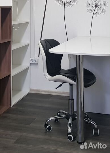 Стул для мастера на колесиках