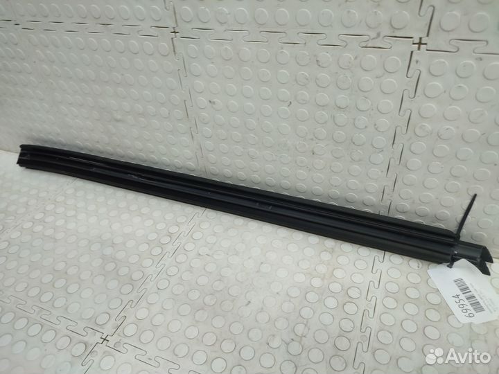 Уплотнитель стекла двери задний правый Lexus Rx 4
