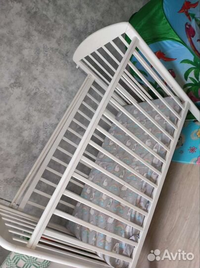 Детская кроватка с маятником