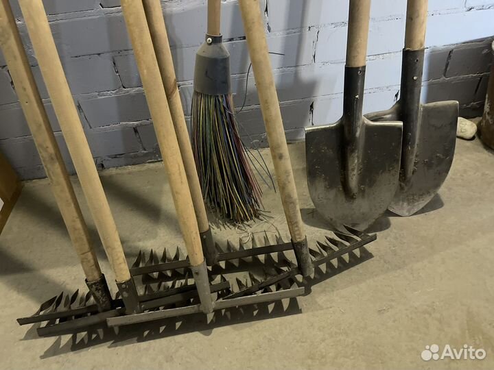 Садовый инвентарь грабки лопата