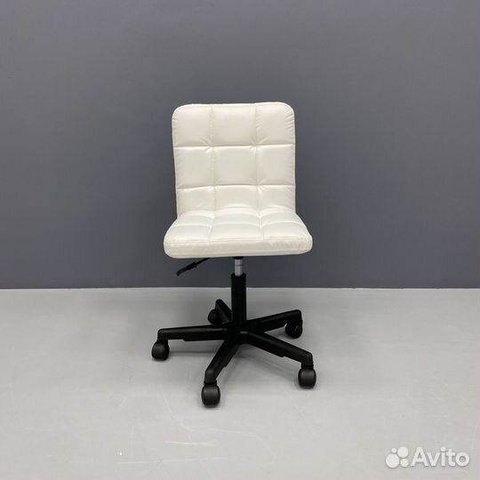 Стул со спинкой на колесах