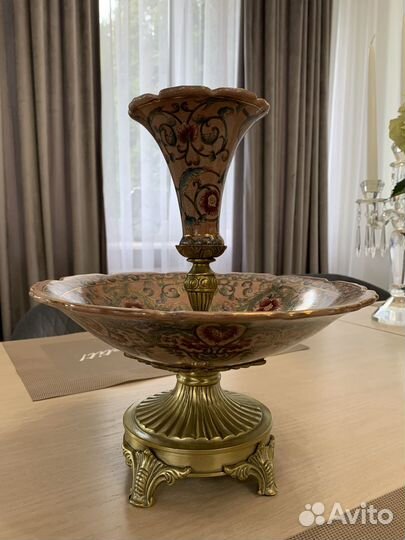 Ваза для фруктов на бронзовой ножке