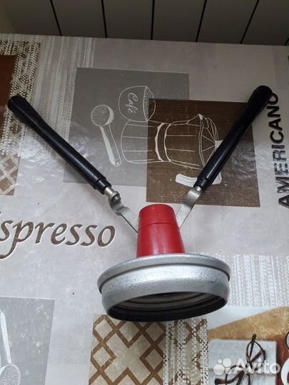 Машинка для закатывания банок автоматическая