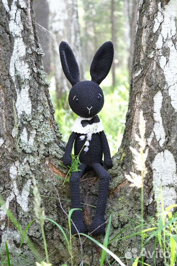 Вязаная игрушка заяц Амигуруми