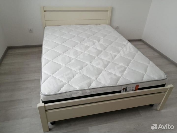 Кровать массив