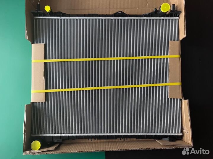 LR034553 радиатор охлаждения двигателя LR