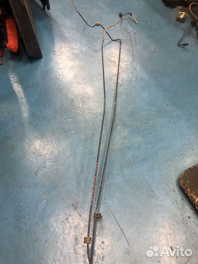 Тормозные трубки под днищем Ford Mondeo 4