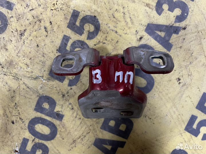 Петля передняя правая верхняя Renault Logan 2