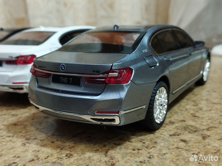 Модель BMW 7 в масштабе 1:24 длина 22 см