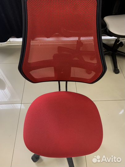 Стул офисный на колесиках