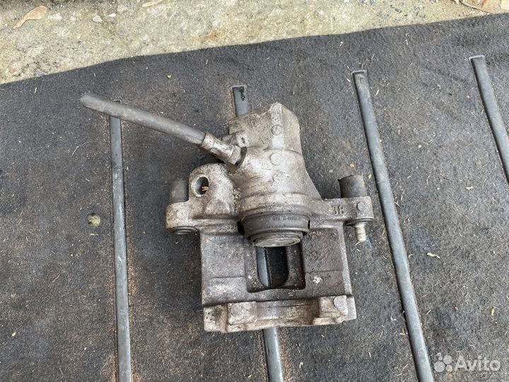 Суппорт задний правый Ford Focus 2