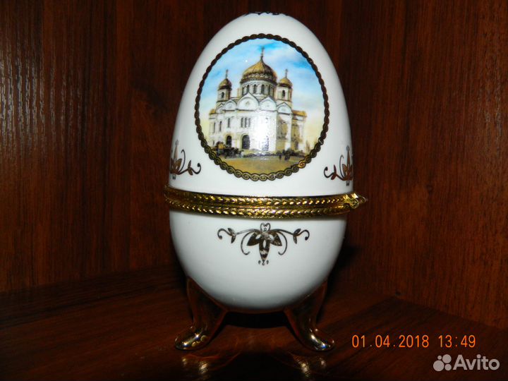 Фарфоровое яйцо-шкатулка
