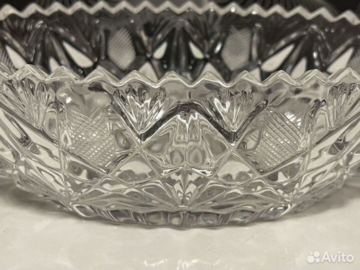 Красивая хрустальная чаша