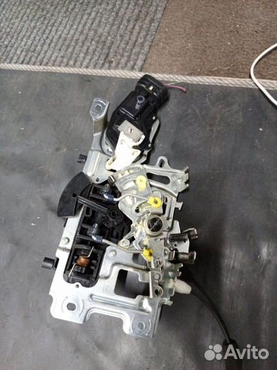 Замок двери прав. зад. nissan serena