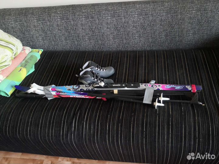 Лыжи, палки и ботинки