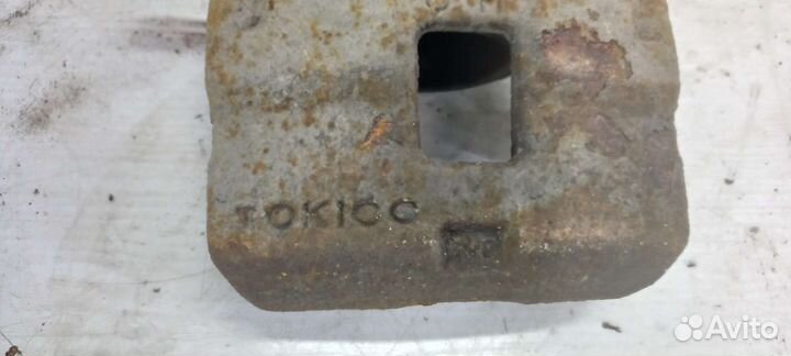 Суппорт передний левый Mitsubishi Pajero Sport2