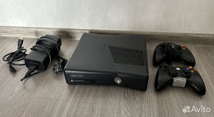 Xbox 360 e / 33 игры / 2 геймпада / гарантия