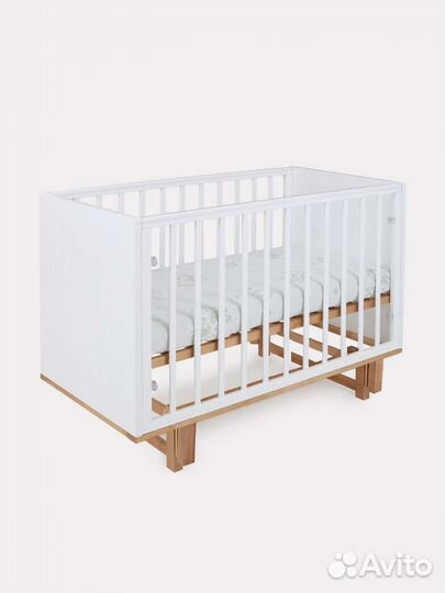 Детская кроватка с маятником