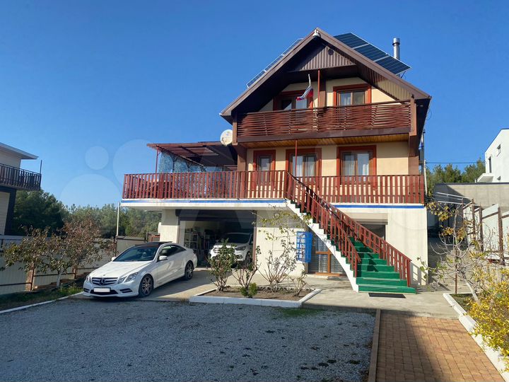 Дом 199,6 м² на участке 4,1 сот.