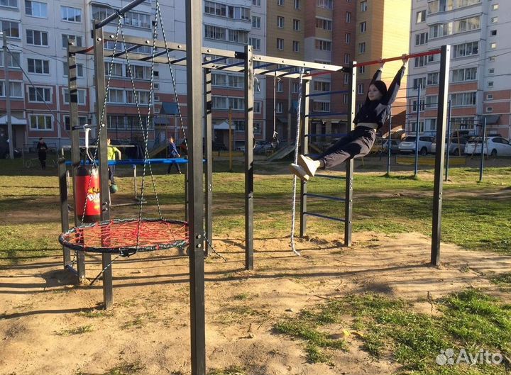 Уличный спорткомплекс с качелью