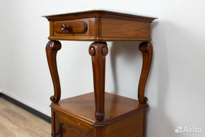 Старинная прикроватная тумбочка