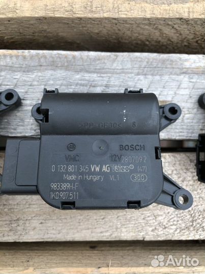 Моторчик заслонки печки Фольцваген Гольф 6