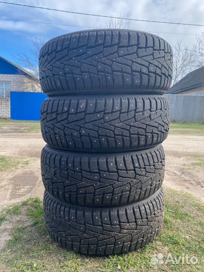 Roadstone Winguard WinSpike 215/50 R17