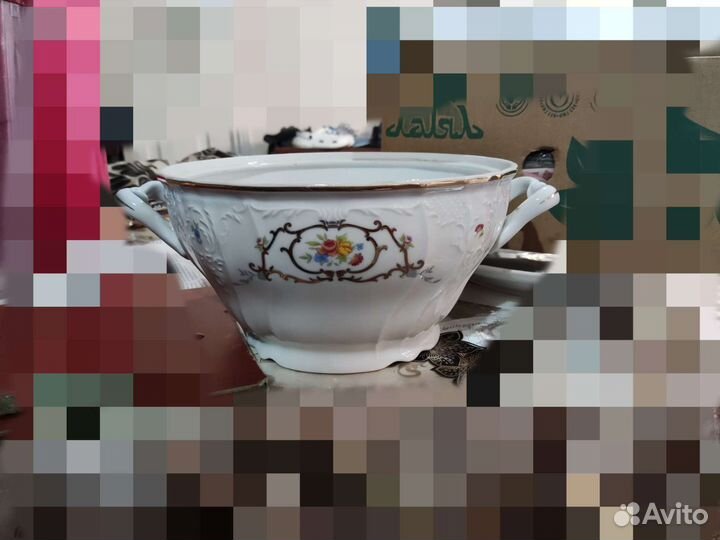 Тарелки и супница без крышки