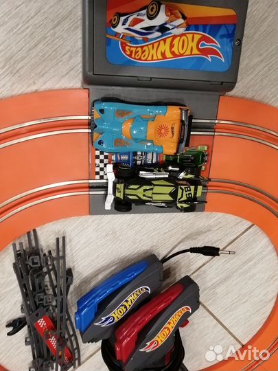 Гоночный трек на пультах управления от Hot Weels