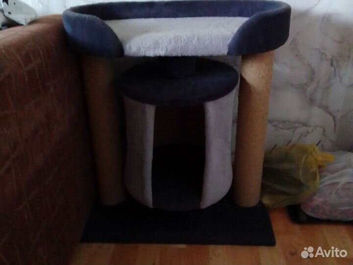 Кошачий домик с когтеточкой