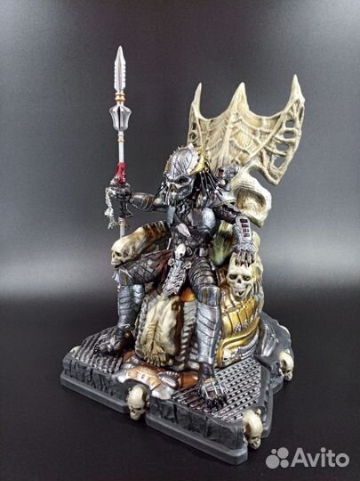 Фигурка Король Хищник на троне (King Predator)