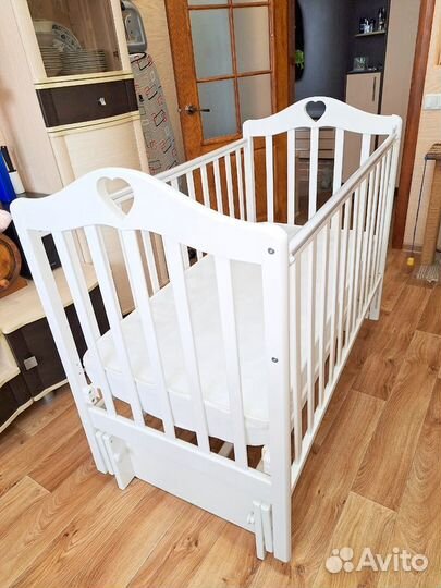 Детская кроватка с маятником