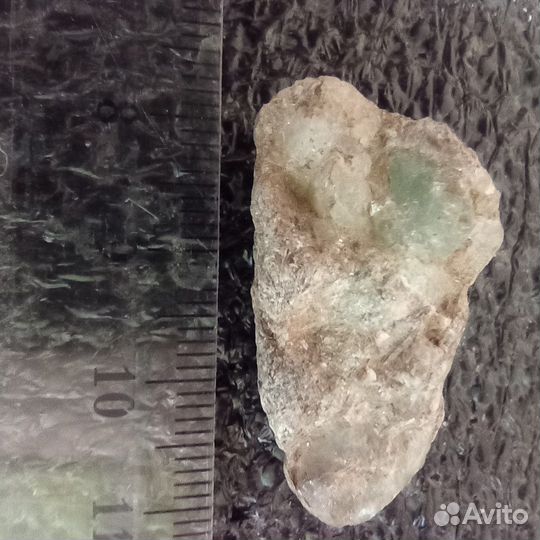 Зеленый берилл в слюдите