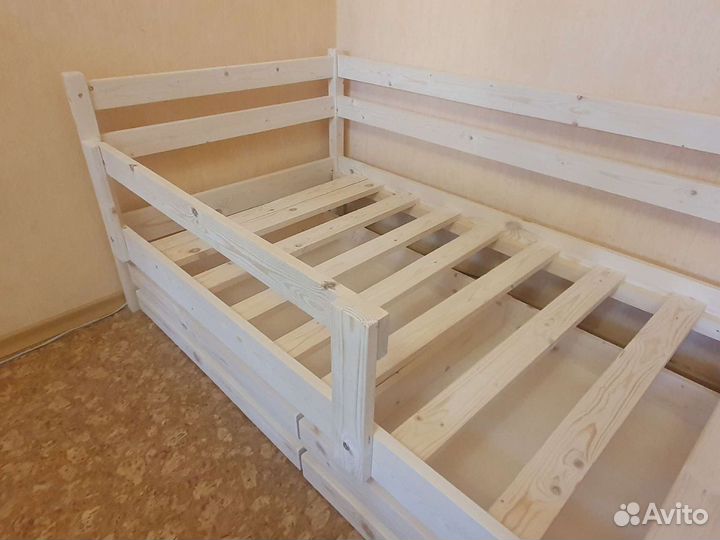 Детская кровать из массива с высокими бортиками