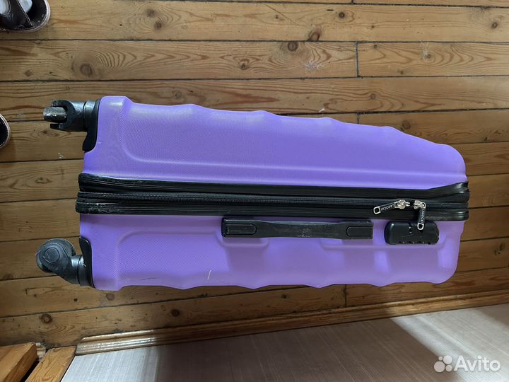 Чемодан на колесах ударопрочный