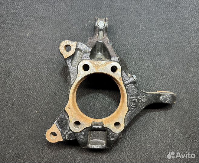 Поворотный кулак левый Toyota Camry 70