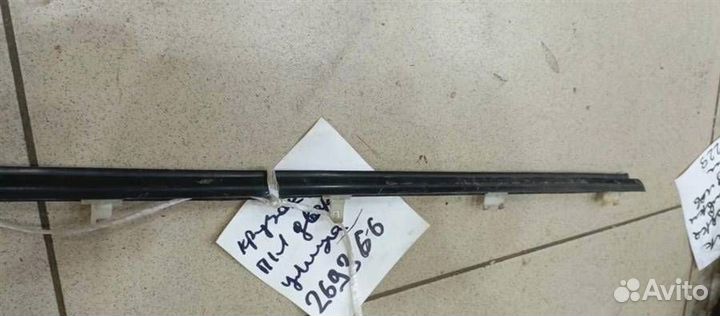 Накладка стекла переднего левого (бархотка) Toyot