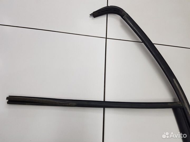 Уплотнитель стекла двери задний правый