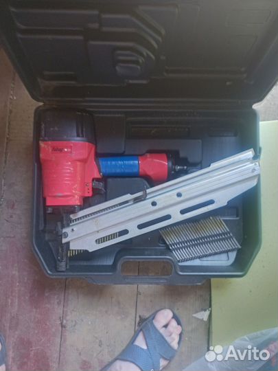Пневматический пистолет для гвоздей